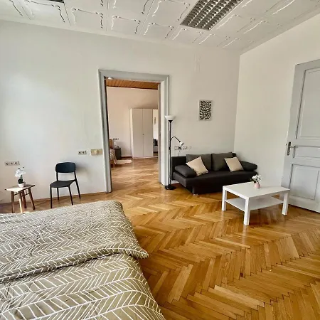 Spacious 3 Bedroom With Balcony קלגנפורט