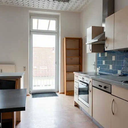 Apartment Spacious 3 Bedroom With Balcony *